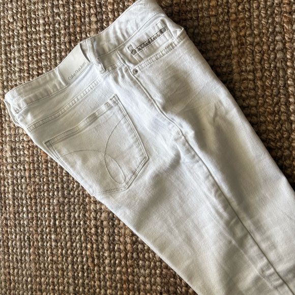 Cream Distressed Denim Jeans with Diagonal Weave and Contrasting Stitching - Picture 4 of 5